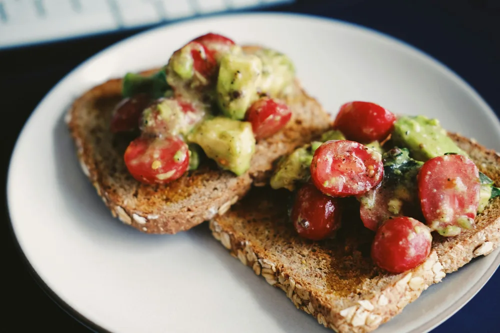 Tostada de Tomate y Albahaca